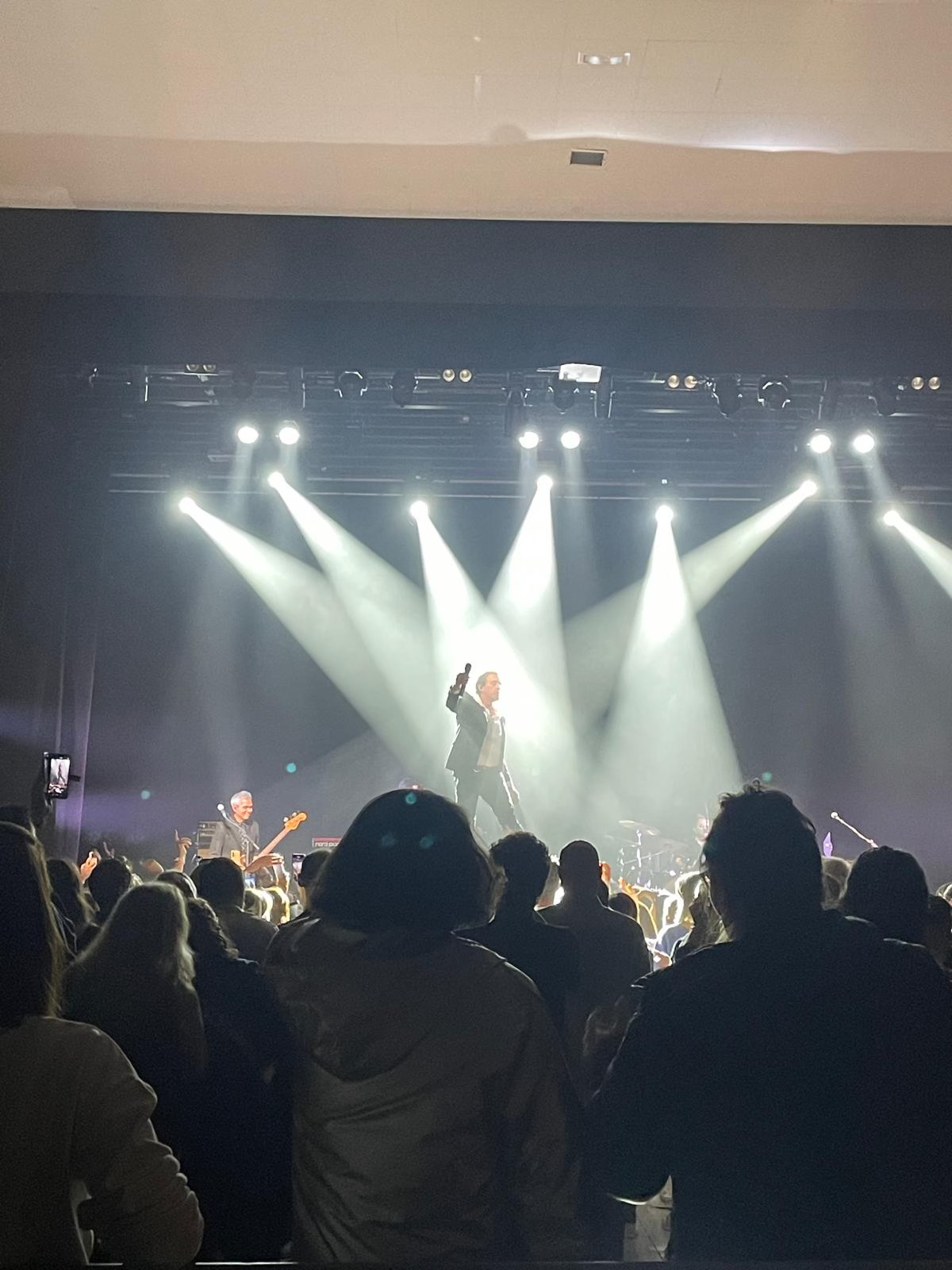 Concert sur scène avec jeux de lumière